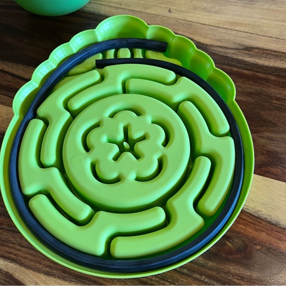 NIB Lime Green Strawberry Flower Pet Slow Feeder Bowl - Picture 9 of 15